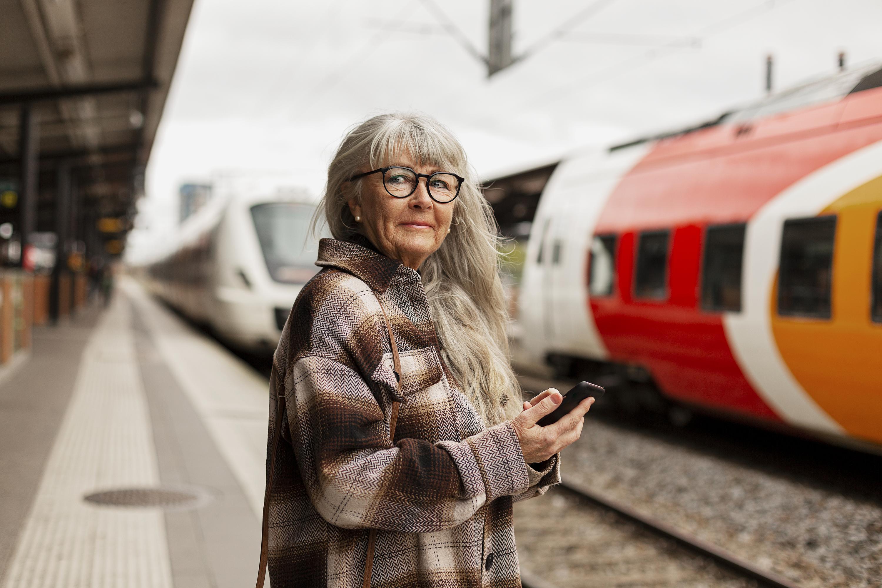 Kvinna som står på perrongen på en tågstation